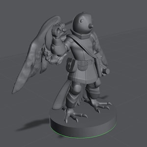 Può includere: Una miniatura stampata in 3D grigia di una creatura simile a un uccello con le ali, che indossa un cappotto e tiene un'arma. La creatura è in piedi su una base rotonda.