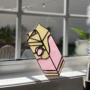 Caixa de leite com morango e vitral