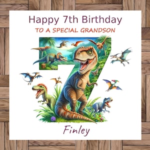 Puede incluir: Una tarjeta blanca con un n&uacute;mero 7 verde hecho de dinosaurios. La tarjeta dice "Feliz 7&ordm; cumplea&ntilde;os a un nieto especial" y "Finley".