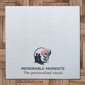 Op de afbeelding: Witte kaart met een logo met een silhouet van een stel dat met een bloem achter zich zit. De tekst "MEMORABLE MOMENTS The personalised touch" staat onder het logo.