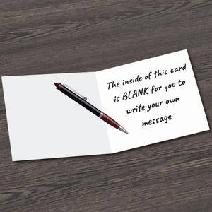 Puede incluir: Una tarjeta de felicitaci&oacute;n en blanco con un bol&iacute;grafo negro encima. El texto de la tarjeta dice "El interior de esta tarjeta est&aacute; en BLANCO para que puedas escribir tu propio mensaje."
