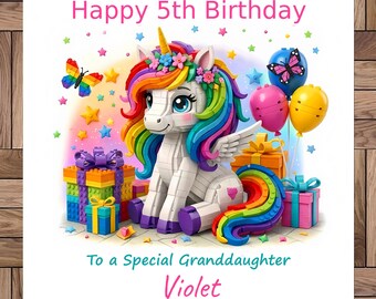 Puede incluir: Una tarjeta de cumpleaños con un unicornio blanco de bloques con crin, cola y alas de arcoíris. El unicornio está rodeado de cajas de regalo coloridas, globos y una mariposa. El texto dice: Happy 5th Birthday, To a Special Granddaughter, Violet.