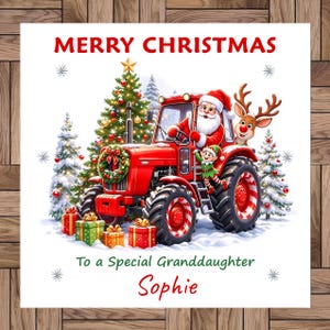 Puede incluir: Una tarjeta de Navidad cuadrada con un tractor rojo conducido por Santa Claus junto a un reno y un elfo. La escena incluye un árbol decorado, pinos nevados y regalos envueltos. El texto dice MERRY CHRISTMAS, To a Special Granddaughter y Sophie.