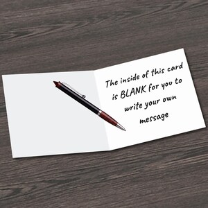 Op de afbeelding: Een blanco kaart met een zwarte pen erop. De tekst op de kaart luidt "De binnenkant van deze kaart is LEEG zodat je je eigen bericht kunt schrijven."