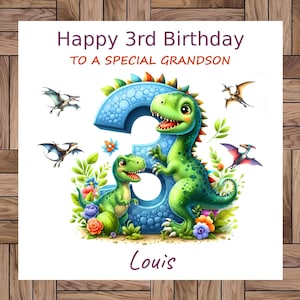 Puede incluir: Una tarjeta de cumplea&ntilde;os cuadrada con el texto Happy 3rd Birthday TO A SPECIAL GRANDSON y el nombre Louis. Un n&uacute;mero 3 azul grande est&aacute; rodeado por dos dinosaurios verdes, flores coloridas, hojas verdes y cuatro pterod&aacute;ctilos voladores.