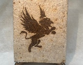 Plaque de Mycelium & gravage laser - flying lion