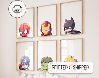 Op de afbeelding: Zes ingelijste prints van superheldenfiguren, waaronder Spider-Man, Iron Man, Batman, Captain America, Hulk en Groot. De prints zijn in een raster op een witte muur gerangschikt. De tekst "PRINTED & SHIPPED" is zichtbaar onderaan de afbeelding.