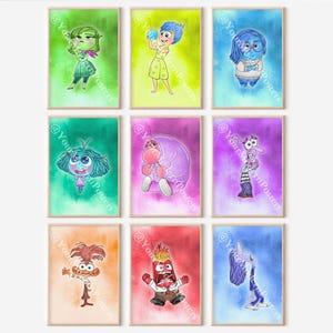 Könnte beinhalten: Neun gerahmte Kunstdrucke mit Aquarellillustrationen von Charakteren aus dem Animationsfilm "Alles steht Kopf". Jeder Druck zeigt eine andere Emotion, mit leuchtenden Farben und einzigartigen Charakterdesigns. Die Drucke werden vor einem weißen Hintergrund angezeigt.