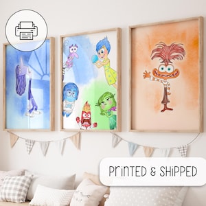 Könnte beinhalten: Drei gerahmte Kunstdrucke mit Charakteren aus dem Animationsfilm Alles steht Kopf. Die Drucke zeigen Illustrationen der Charaktere im Aquarellstil vor farbenfrohen Hintergründen. Der Text "PRINTED & SHIPPED" ist sichtbar.