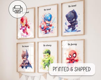 Può includere: Sei stampe incorniciate con illustrazioni ad acquerello di supereroi popolari con messaggi ispiratori. Le stampe includono Iron Man, Capitan America, Pantera Nera, Batman, Hulk e Spiderman. Ogni stampa ha un messaggio diverso, tra cui "Sii gentile", "Sii amato", "Sii ospite", "Sii coraggioso", "Sii forte" e "Sii divertente".