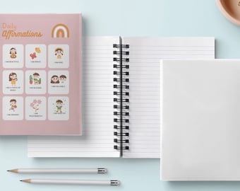 Puede incluir: Un cuaderno de espiral rosa con las palabras "Daily Affirmations" y un gráfico de arcoíris. El cuaderno tiene varias páginas con ilustraciones y afirmaciones. También se muestran dos cuadernos de espiral en blanco.