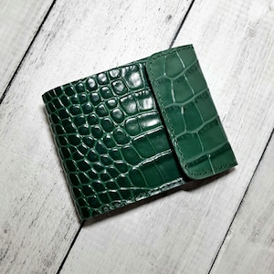 Cartera de piel verde para mujer / Cartera de piel con relieve de cocodrilo / Cartera compacta / Regalo único para ella
