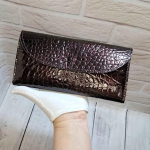 Cartera de piel con relieve de cocodrilo burdeos / Cartera de piel para mujer / Regalo para ella / Cartera larga