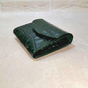 Groene minimalistische leren portemonnee met krokodillenreliëf, kleine compacte portemonnee