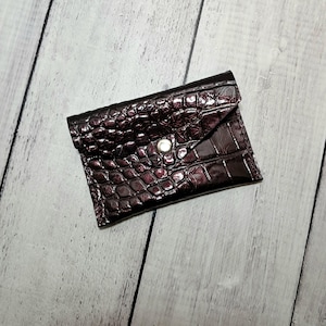Tarjetero tipo sobre de piel burdeos / Tarjetero con relieve de cocodrilo / Cartera pequeña / Tarjetero para tarjetas de crédito, tarjetas de visita y tarjetas de regalo