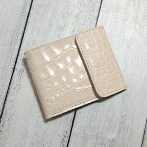 Carteira de couro bege, pequena estampa de crocodilo, bolsa compacta, carteira para mulheres, presente único e perfeito