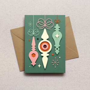Enfeites de papel I – Cartão festivo A6 de arte artesanal recortada em papel – Design gráfico estilo natalino