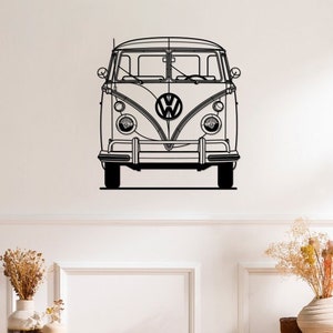 Peut inclure: Décoration murale en métal noir représentant un combi Volkswagen classique. L'œuvre présente un contour détaillé de l'avant du véhicule, comprenant les phares, le logo VW et le pare-chocs avant. Le combi est représenté dans un style minimaliste.