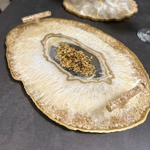 Plateau décoratif géode SAND en résine époxy - Plateau personnalisable - Plateau repas, plateau télé, plateau élégant