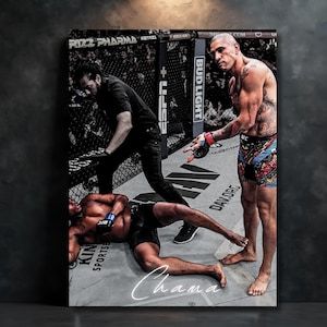 Puede incluir: Impresión en lienzo que representa una escena de lucha de la UFC. La imagen muestra a un árbitro y a dos luchadores en el octágono. Un luchador está de pie, mientras que el otro está en el suelo. La palabra "Chama" está escrita en cursiva en la parte inferior.