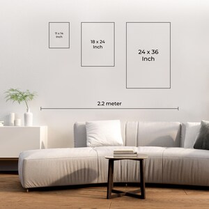 Puede incluir: Tres impresiones art&iacute;sticas enmarcadas de diferentes tama&ntilde;os (28 x 36 cm, 46 x 61 cm y 61 x 91 cm) se exhiben en una pared blanca. Un sof&aacute;, una mesa de centro y objetos decorativos est&aacute;n en primer plano. Se dibuja una l&iacute;nea de 2,2 metros debajo de los marcos.
