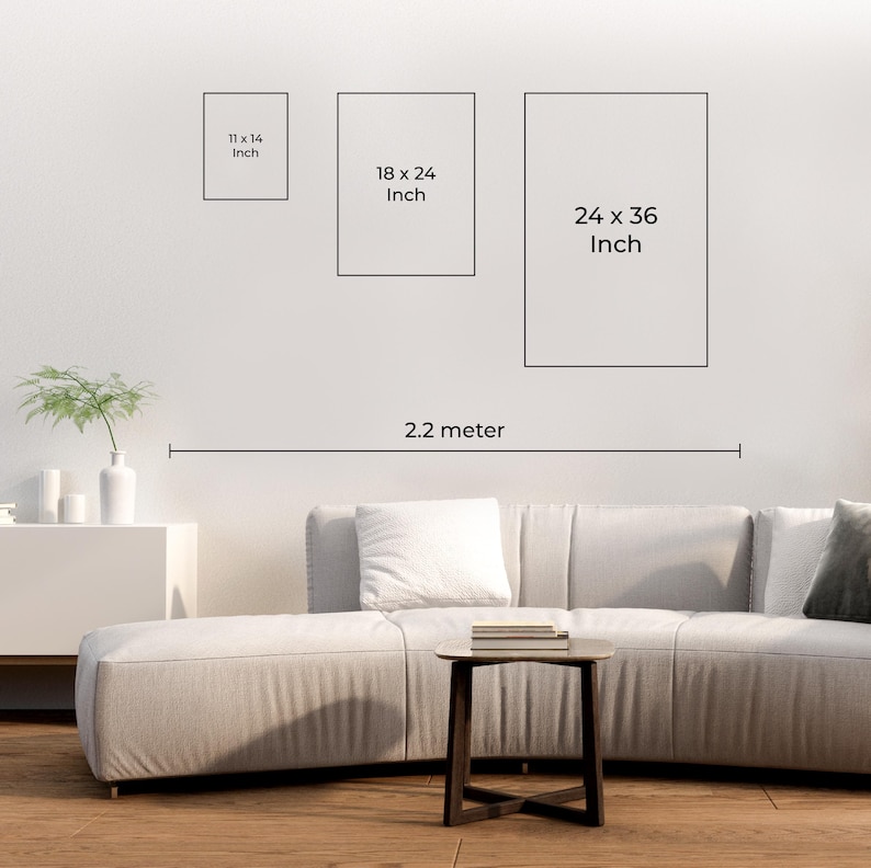 Puede incluir: Tres impresiones art&iacute;sticas enmarcadas de diferentes tama&ntilde;os (28 x 36 cm, 46 x 61 cm y 61 x 91 cm) se exhiben en una pared blanca. Un sof&aacute;, una mesa de centro y objetos decorativos est&aacute;n en primer plano. Se dibuja una l&iacute;nea de 2,2 metros debajo de los marcos.