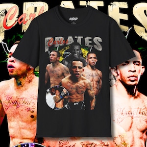 Op de afbeelding: Zwart T-shirt met een collage van mixed martial arts vechters. Het shirt heeft de naam "Carlos Prates" in een verweerde lettertype. Het ontwerp bevat een kleine ronde foto en het UFC-logo.
