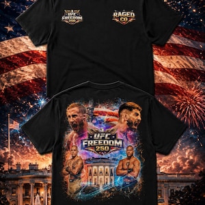Può includere: T-shirt nero con la scritta "UFC Freedom 250" e "Raged Co." sul davanti. Il retro presenta una grafica con combattenti, la Casa Bianca e fuochi d'artificio sullo sfondo della bandiera americana.