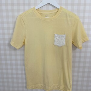 Geüpcycled quiltshirt – T-shirt met patchwork zak, botergeel katoenen T-shirt, maat Small