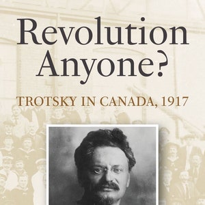 Könnte beinhalten: Schwarzweißfoto von Leo Trotzki, einem russischen Revolutionär, in Militäruniform. Das Foto stammt aus dem Jahr 1917 und trägt den Titel "Revolution Anyone? Trotzki in Kanada, 1917". Das Foto ist von M. Raoul Boyer.