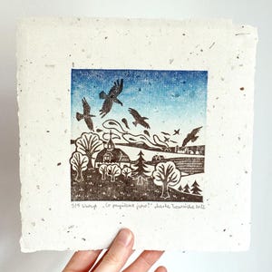Piccola stampa artistica per parete galleria, Paesaggio rilassante per cottage sul mare, Arte murale naturalistica per gli amanti dello stile cottagecore, Opera d'arte pacifica per la casa