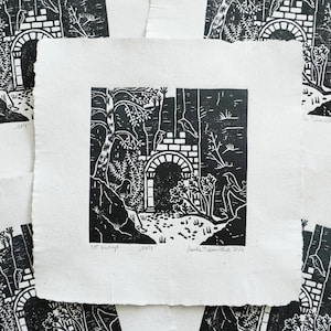 Stampa artistica del cancello della foresta mistica, illustrazione incantata per gli amanti della magia, decorazione da parete stregonesca con portale fiabesco, idea regalo fantasy gotica.
