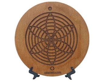 May include: A round wooden plate with a geometric design engraved on it. The plate is on a black stand and has the text "ARMOHIZADOS" on the bottom.