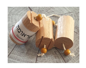 Hebrew pendulum made of oak wood, Ø30x50mm. Fire-engraved cleaning wood and storage pouch.