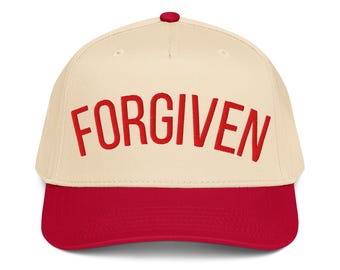 以下が含まれることがあります： フロントパネルに太い赤のアルファベット大文字で「FORGIVEN」と刺繍されたクリーム色のベースボールキャップ。キャップには無地の赤いバイザーと上部に小さな赤いボタンが付いており、5パネルの構造でデザインされています。