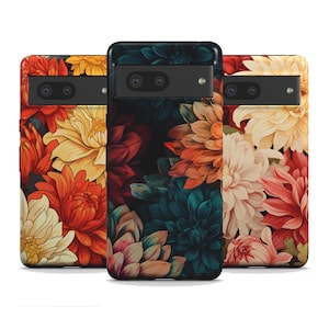 Könnte beinhalten: Drei Handyhüllen mit einem Blumendesign. Die Hüllen zeigen eine Vielzahl von Blumen in Rot-, Orange-, Gelb-, Weiß- und Grüntönen. Die Blumen sind in einem zufälligen Muster auf einem schwarzen Hintergrund angeordnet.