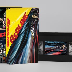 Könnte beinhalten: Ein Redline VHS-Band und die dazugehörige gelbe Papphülle. Die Hülle zeigt den Titel Redline in roter Schrift, eine Illustration einer Figur mit dunklem Haar und eine Szene mit Personen in einer Werkstatt. Das schwarze VHS-Band hat ein illustriertes Etikett.