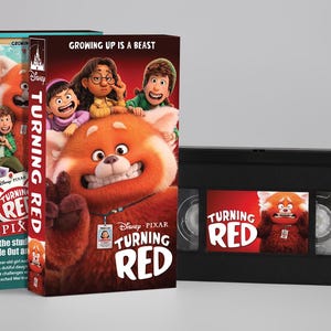 Può includere: Una videocassetta VHS Disney Pixar Turning Red con custodia in cartone. La custodia mostra il personaggio del panda rosso e il testo Growing Up Is A Beast e Turning Red. La cassetta VHS nera ha un adesivo con il panda rosso.