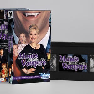 Peut inclure: Une cassette VHS du film original Disney Channel intitulée Mom's Got a Date with a Vampire. La jaquette présente des personnages, un gros plan sur des crocs de vampire et le titre en violet. Une cassette VHS noire avec étiquette est incluse.