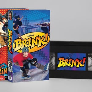 Könnte beinhalten: Eine VHS-Kassette und zwei DVD-Hüllen für den Disney-Film "Brink!". Die Hüllen sind rot und blau mit Bildern von Skateboardern. Die VHS-Kassette ist schwarz mit dem Filmtitel auf dem Etikett.