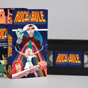 Könnte beinhalten: Zwei VHS-Kassettenboxen und eine VHS-Kassette für den Zeichentrickfilm "Rock & Rule". Die Boxen sind marineblau mit farbenfrohen Illustrationen von Charakteren und dem Filmtitel in Gelb und Orange. Die VHS-Kassette ist schwarz mit dem Filmtitel auf dem Etikett.