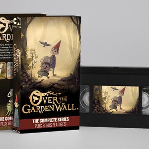 Peut inclure: Une cassette VHS noire et son étui en carton portant le titre Over the Garden Wall, The Complete Series Plus Bonus Features. L'illustration représente deux personnages animés dans une forêt avec un oiseau, sur un fond sombre.