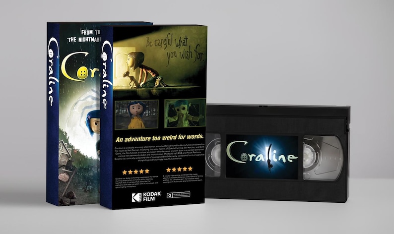 K&ouml;nnte beinhalten: Eine Coraline VHS-Kassette und die dazugeh&ouml;rige Papph&uuml;lle. Die H&uuml;lle zeigt den Filmtitel, den Text Be careful what you wish for und An adventure too weird for words. Die schwarze Kassette hat ein Coraline-Etikett mit blauem Lichteffekt-Hintergrund.