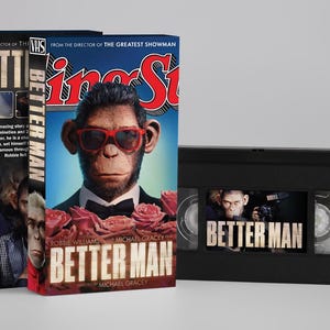 Könnte beinhalten: Eine Sammlung von VHS-Kassetten und eine VHS-Kassette für den Film "Better Man". Das Filmplakat zeigt einen Affen mit Sonnenbrille und Smoking. Die VHS-Kassetten sind schwarz mit dem Filmtitel.