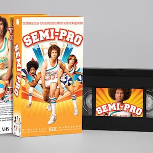 Könnte beinhalten: Zwei VHS-Kassetten und eine VHS-Kassettenhülle für den Film "Semi-Pro". Das Filmcover zeigt Will Ferrell in einem Basketball-Trikot. Die VHS-Kassettenhülle ist schwarz mit dem Filmtitel auf dem Etikett.