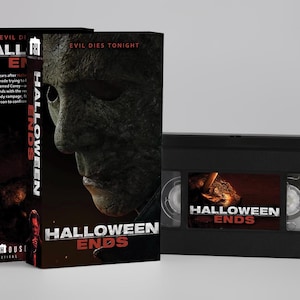 Op de afbeelding: Een zwarte VHS-cassette en de bijbehorende kartonnen hoes met de filmtitel Halloween Ends. De hoes toont een donker, getextureerd masker van Michael Myers, de tekst Evil Dies Tonight en het Blumhouse Productions logo in het wit.