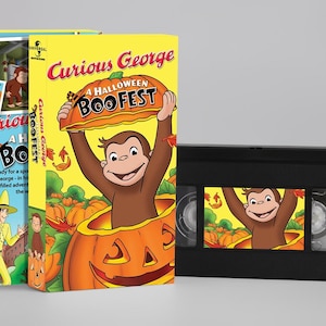 Op de afbeelding: Een Curious George A Halloween Boo Fest VHS-band met gele kartonnen hoes. De cover toont een bruine aap die uit een uitgesneden oranje pompoen komt. De tekst luidt Curious George A Halloween Boo Fest met herfstbladeren op de achtergrond.