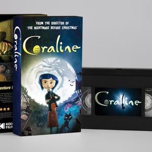 K&ouml;nnte beinhalten: Eine Coraline VHS-Kassette und die dazugeh&ouml;rige Papph&uuml;lle. Die H&uuml;lle zeigt den Filmtitel, eine blauhaarige Figur, eine schwarze Katze und einen Vollmond. Die VHS-Kassette ist schwarz und mit einem Etikett versehen, das den Titel und einen Knopf zeigt.