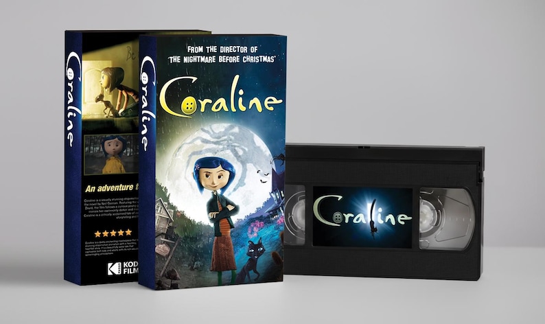 K&ouml;nnte beinhalten: Eine Coraline VHS-Kassette und die dazugeh&ouml;rige Papph&uuml;lle. Die H&uuml;lle zeigt den Filmtitel, eine blauhaarige Figur, eine schwarze Katze und einen Vollmond. Die VHS-Kassette ist schwarz und mit einem Etikett versehen, das den Titel und einen Knopf zeigt.