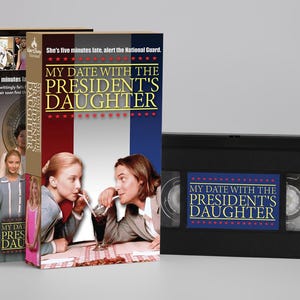 Op de afbeelding: Een VHS-band en de bijbehorende kartonnen hoes voor de Disney-film My Date with the President's Daughter. De hoes toont de titel in gele letters, een rood-wit-blauwe achtergrond en een afbeelding van twee tieners die een milkshake delen.